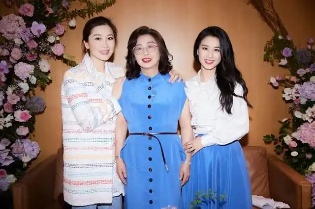 黄圣依妈妈教师节罕露面,母亲穿白裙桃花眼抢镜,母女模样似烙饼