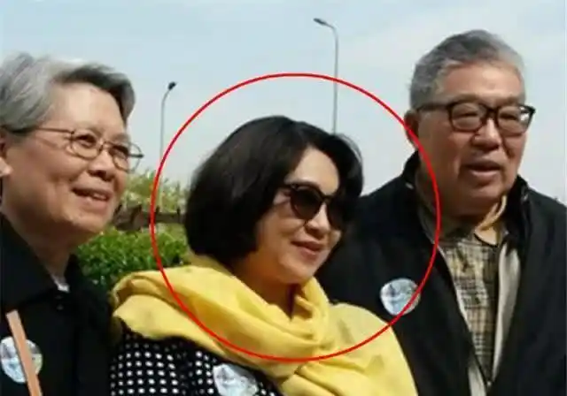 1990年,被李连杰抛弃的前妻黄秋燕,如今过得怎样?