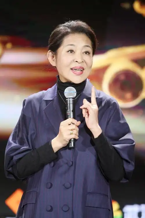 在我看来,倪萍是一位充满魅力的女性偶像,尤其是她在老年时期的精神和