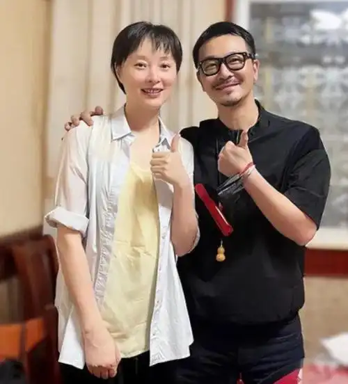 吴越从不刻意扮嫩!穿衣简约清爽不油腻,50岁还有满满少年感