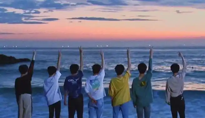 时代少年团#时代少年团背影比耶合集96709915    四年时间.