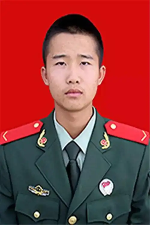 彝族,1995年3月出生,2015年9月入伍,塔城支队和丰县中队战士,上等兵