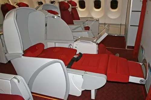 我刚刚看海航的17:北京飞长沙的飞机 头等舱是 可以180°平躺的啊!