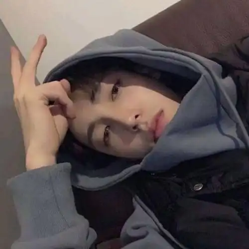 慵懒剪刀手_唯美男生头像图片_扣扣居