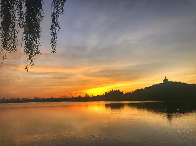 8月14日今日清晨4点50分到达苏堤记录日出前西湖的璀璨霞光