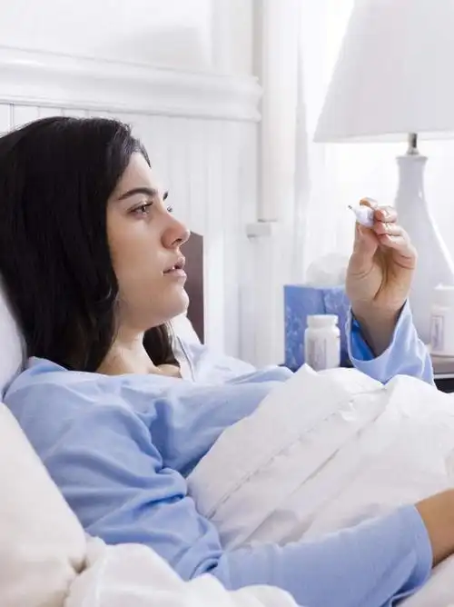 西方人,一个人,躺,竖图,室内,白天,侧面,安全,床,靠垫,生活用品,台灯