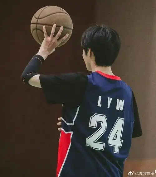 刘耀文萌探探探案篮球服造型