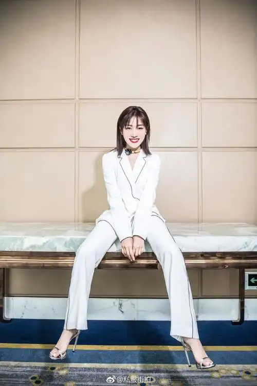 n向右旋转m向左旋转f查看大图k收起@菅纫姿最新写真