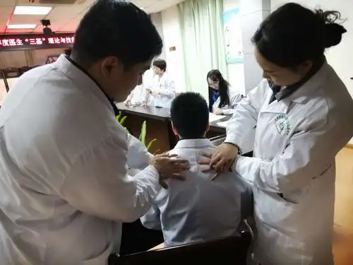 图为卓旭尘医生指导社区站医生进行体格检查(肺部叩诊)现场