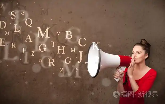 年轻的女孩大声喊话器和文本出来