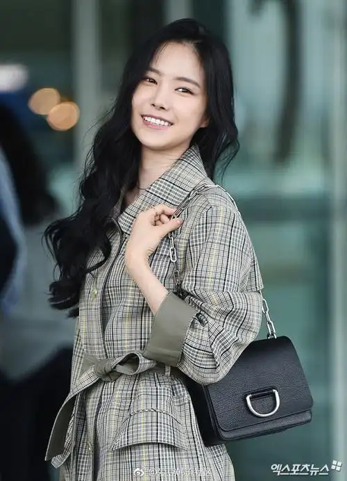 [星闻]孙娜恩今早现身仁川国际机场 演绎秋冬时尚