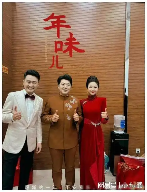 37岁辽宁卫视主持人刘心悦春晚结束晒后台合影,身穿红礼服美翻