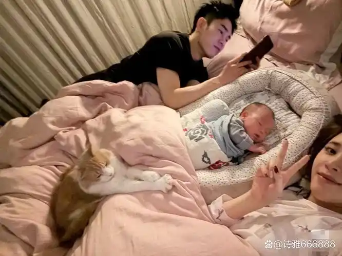 张书豪晒照为欧阳妮妮庆祝29岁生日,相识7年升级一家三口好幸福