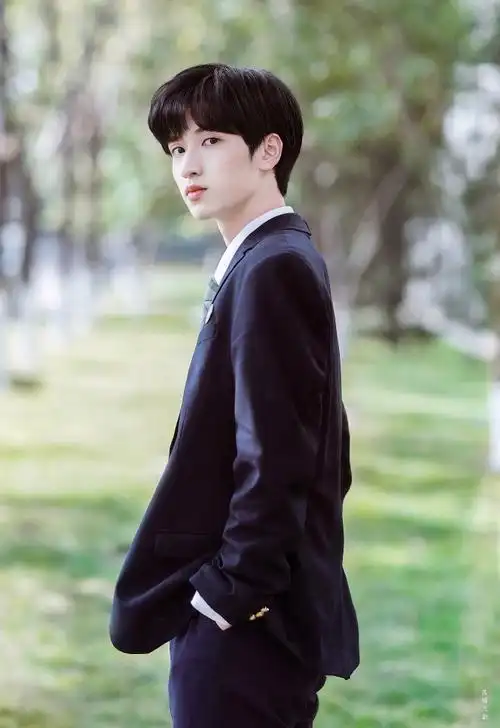 严浩翔拍照姿势