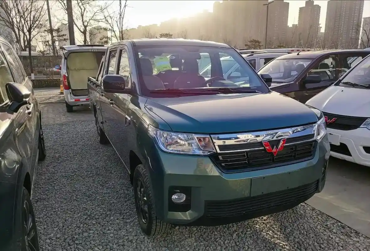 我们熟悉的方正造型大灯组以及经典的镀铬装饰中网造型都与五菱宏光