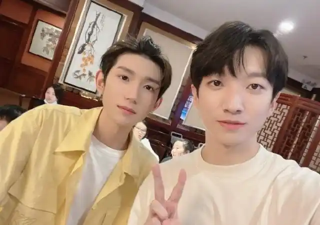 帅气的王源与帅气的小哥哥合照,真的好显王源的脸小,小豆好想拿麻袋