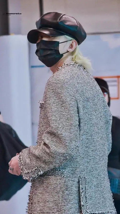 蔡徐坤机场饭拍,金发小香风造型帅气十足