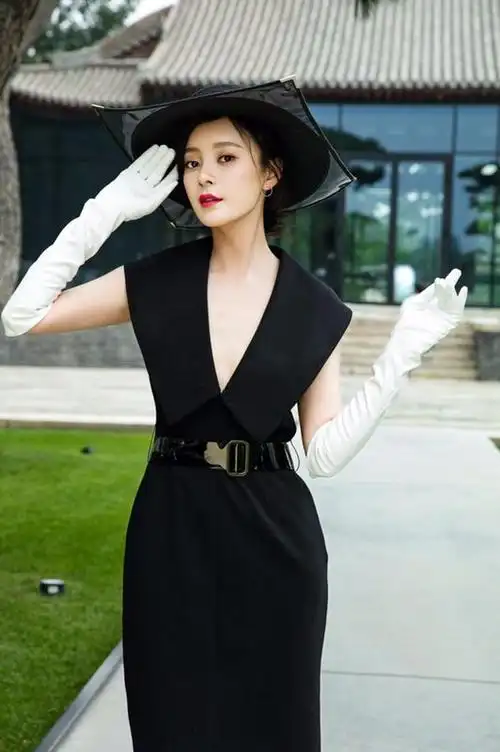 王瑞子最新赫本风写真 优雅大方引人注目