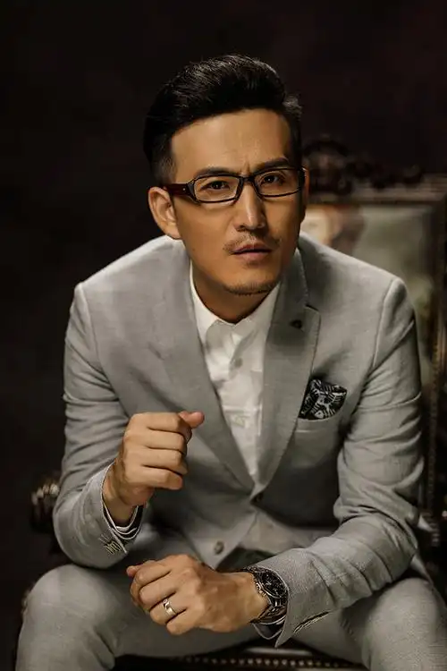 (图一:演员马赫)电视剧《最美的青春》讲述了上世纪60年代初一群林业