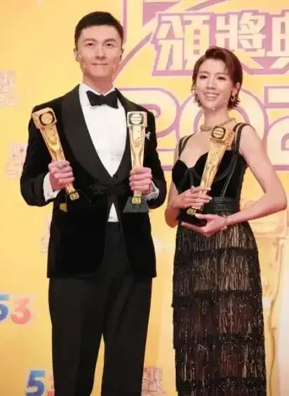 前两年tvb台庆,王浩信和蔡思贝还双双拿下了视帝视后,王浩信领个奖