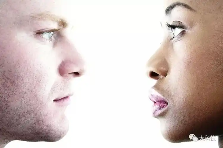 研究表明,与人交谈时将目光移开的人,并不是真的很没礼貌,而是他们