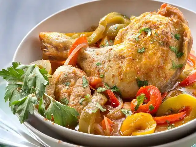 2,法式菜肴突出的特点在于其选料广泛(如鹅肝,蜗牛等),制作精细考究