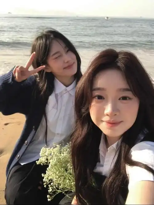 存一些双人海边拍照姿势93