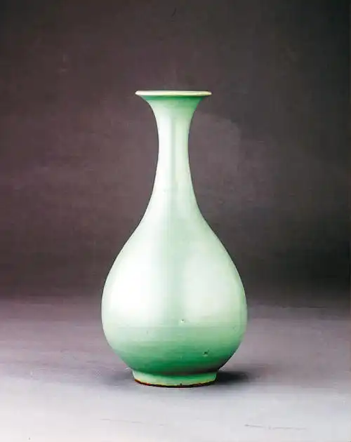 南宋 龙泉窑玉壶春瓶   高:27.1cm