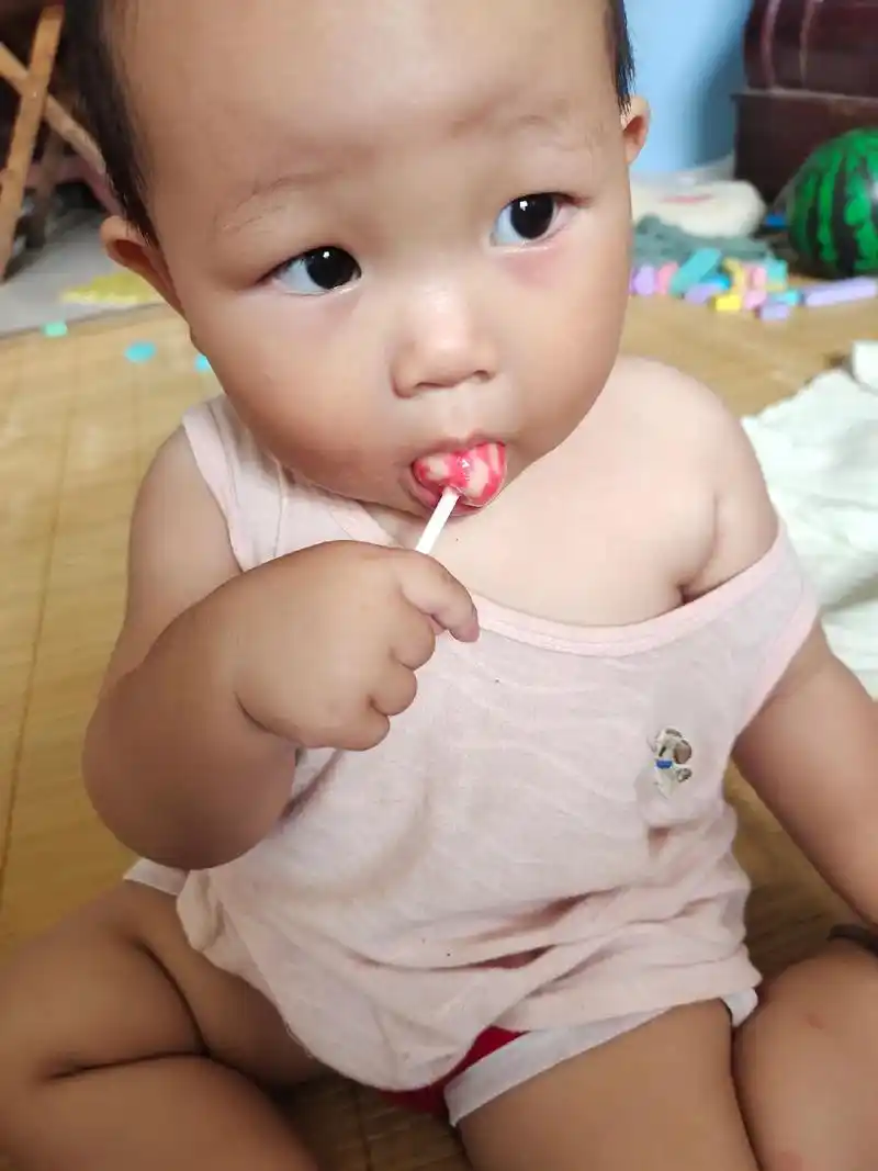 俩个爱吃棒棒糖的小朋友