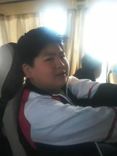 这位胖嘟嘟的男生是我们班的小胖子,我们都叫他小胖