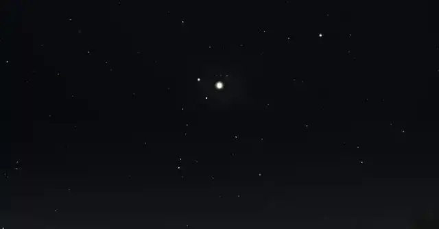 肉眼裸看木星在天空上只是个亮点,但是真实的木星,却像个巨型玛瑙