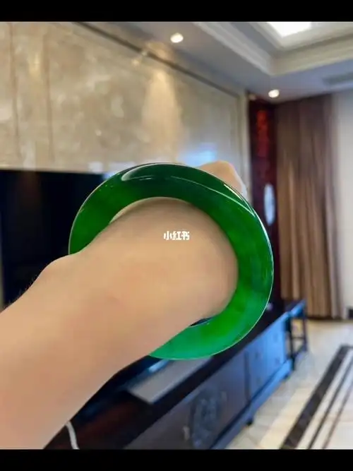 欣赏一下收藏级别的帝王绿手镯.#翡翠 #手镯 #帝王绿 #手工 #定制