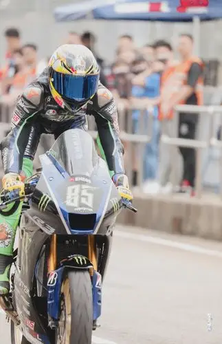 王一博戴鸭舌帽和墨镜,身着机车服,造型又酷又帅