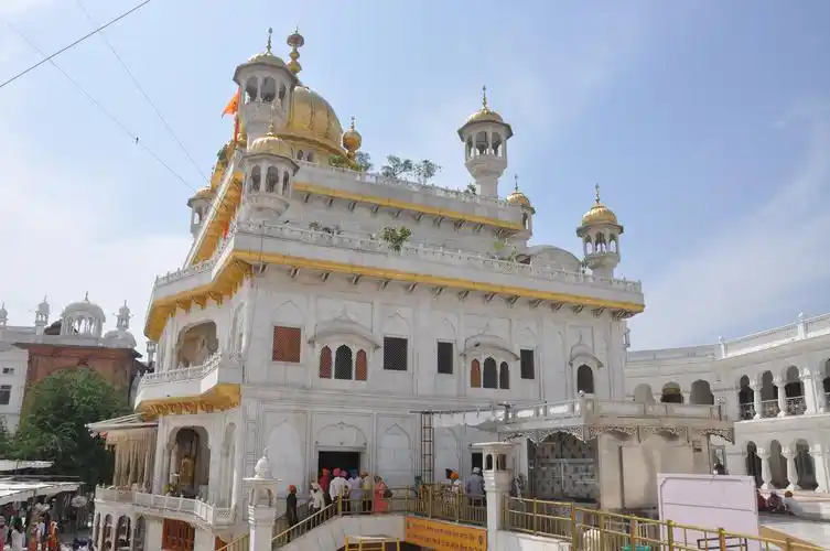 金殿具有两层楼结构,浮在水池之上,藏有神圣的锡克教经典,这些经典会