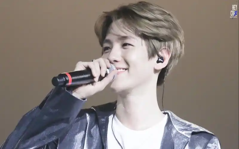 天才爱豆边伯贤唱歌focus合集认真安静唱歌的样子太好看