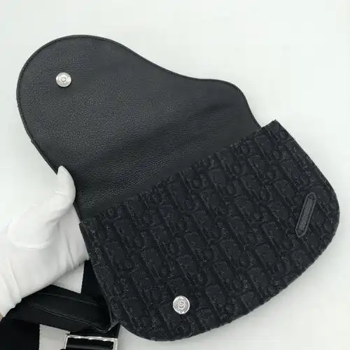 dior迪奥黑色刺绣布面配皮胸包_【99新】新_15880元_23-16码-心上