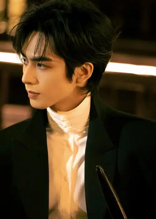 宋威龙超话#智族gq moty年度人物盛典#灯火阑珊,乘游船,好友漫聊.