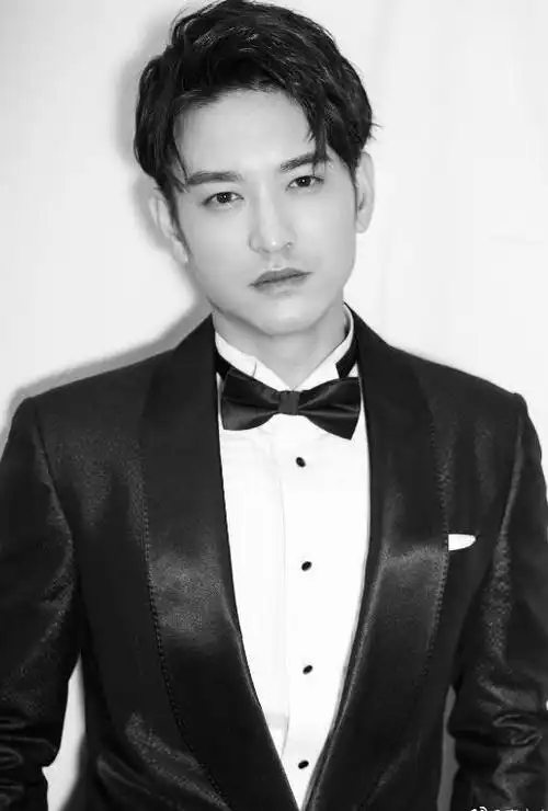 袁文康西装绅士写真