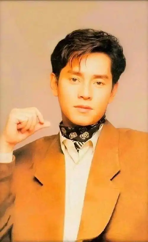 在香港的繁华都市中,一位名叫谭咏麟的年轻人正在努力寻找自己的音乐