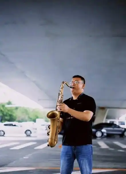 阴天,背对着车水马龙,萨克斯一曲《大阪时雨》怎么有点淡淡的伤感!