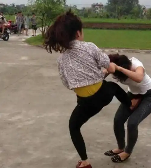 男子与小三偷情被抓现行被杀出来的黑影暴打最后太解气了