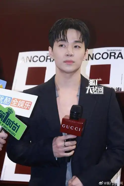 刘宪华深v内搭#刘宪华今日gucci晚宴造型出图也太迷人了,这胸肌这身材