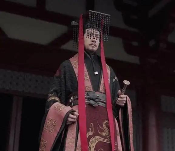 原创为何秦始皇穿黑龙袍而后世皇帝大多穿黄龙袍专家他们敢