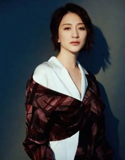 李小冉只不过剪了短发,整个人都年轻不少,穿西装有了职场女王范|陈数