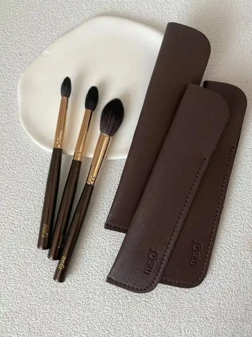 三只高光刷一人一个家每一个都带一个小皮