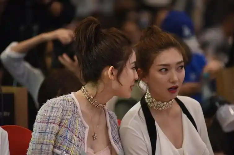 江疏影偷瞄古力娜扎表情太搞笑了