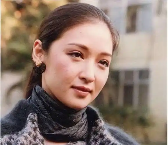 才女胡因梦漂亮的旧衣服:一直穿花衣服,普通人真的学不会_时尚_气质