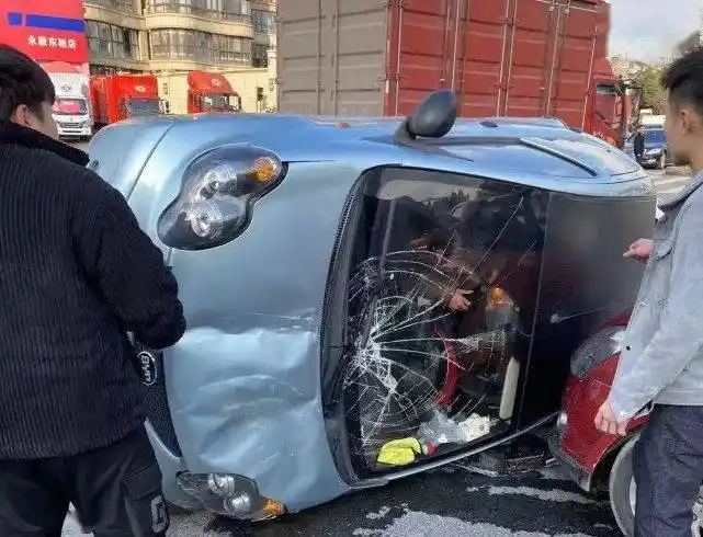 出警途中偶遇事故永康民警砸窗