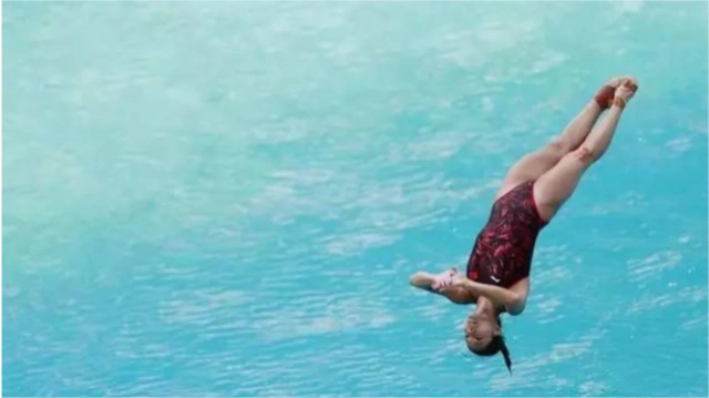 美女米黄丁字泳装5米高台跳水落水有点尴尬可惜了