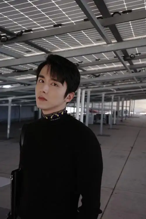 张新成说提前被路透了##张新成黑色毛衣随拍四宫格